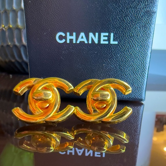 LOT 1825 24K gold plated CHANEL vintage turn lock clip on earrings - Picture 1 of 16